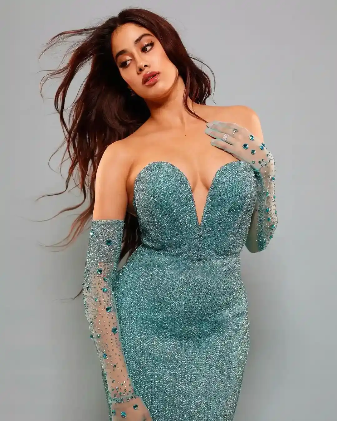 JANHVI KAPOOR STUNNING LOOKS IN LONG BLUE GOWN 7